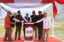 Gubernur Jawa Timur Khofifah Indar Parawansa bersama sejumlah pejabat melakukan ground breaking pembangunan Jalur Lingkar Kaldera Tengger (JLKT) di kawasan TNBTS, Kabupaten Probolinggo.