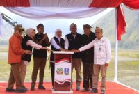 Gubernur Jawa Timur Khofifah Indar Parawansa bersama sejumlah pejabat melakukan ground breaking pembangunan Jalur Lingkar Kaldera Tengger (JLKT) di kawasan TNBTS, Kabupaten Probolinggo.