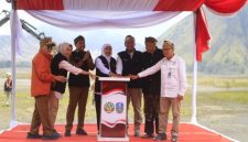 Gubernur Jawa Timur Khofifah Indar Parawansa bersama sejumlah pejabat melakukan ground breaking pembangunan Jalur Lingkar Kaldera Tengger (JLKT) di kawasan TNBTS, Kabupaten Probolinggo.