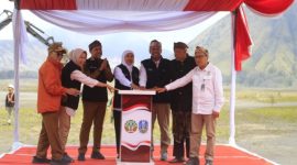 Gubernur Jawa Timur Khofifah Indar Parawansa bersama sejumlah pejabat melakukan ground breaking pembangunan Jalur Lingkar Kaldera Tengger (JLKT) di kawasan TNBTS, Kabupaten Probolinggo.