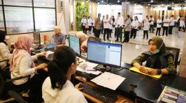 Petugas melakukan pelayanan administrasi kependudukan di Surabaya. Pemkot mulai memberlakukan penangguhan akses layanan bagi warga yang belum melakukan konfirmasi data DTSEN 2025.