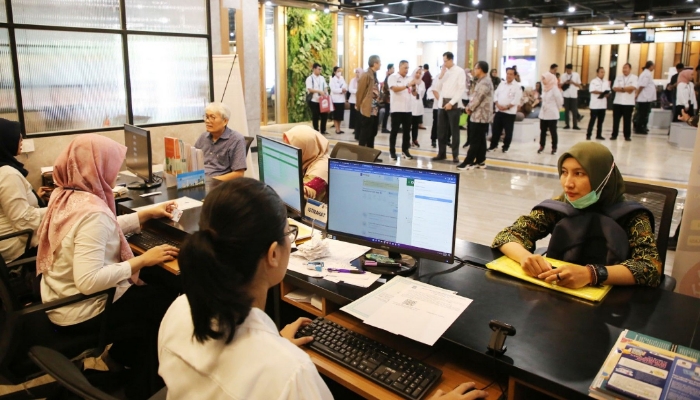 Petugas melakukan pelayanan administrasi kependudukan di Surabaya. Pemkot mulai memberlakukan penangguhan akses layanan bagi warga yang belum melakukan konfirmasi data DTSEN 2025.