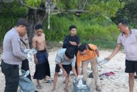 Petugas kepolisian menunjukkan barang bukti puluhan bungkusan yang diduga berisi kokain hasil temuan warga di pesisir Pantai Pasir Putih Kahuripan, Kecamatan Giligenting, Sumenep.