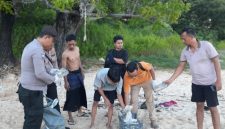 Petugas kepolisian menunjukkan barang bukti puluhan bungkusan yang diduga berisi kokain hasil temuan warga di pesisir Pantai Pasir Putih Kahuripan, Kecamatan Giligenting, Sumenep.