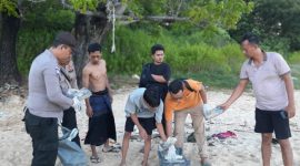 Petugas kepolisian menunjukkan barang bukti puluhan bungkusan yang diduga berisi kokain hasil temuan warga di pesisir Pantai Pasir Putih Kahuripan, Kecamatan Giligenting, Sumenep.