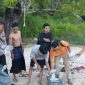 Petugas kepolisian menunjukkan barang bukti puluhan bungkusan yang diduga berisi kokain hasil temuan warga di pesisir Pantai Pasir Putih Kahuripan, Kecamatan Giligenting, Sumenep.