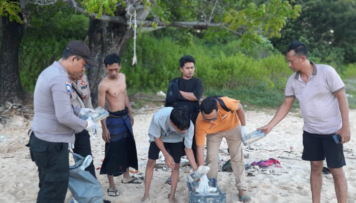 Petugas kepolisian menunjukkan barang bukti puluhan bungkusan yang diduga berisi kokain hasil temuan warga di pesisir Pantai Pasir Putih Kahuripan, Kecamatan Giligenting, Sumenep.