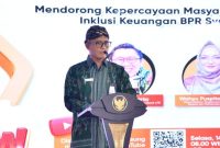 Direktur Utama BPRS Bhakti Sumekar Hairil Fajar saat memberikan sambutan dalam talkshow tentang peran lembaga keuangan dalam melindungi dana nasabah di Pendopo Agung Keraton Sumenep, Selasa (14/04/2026).