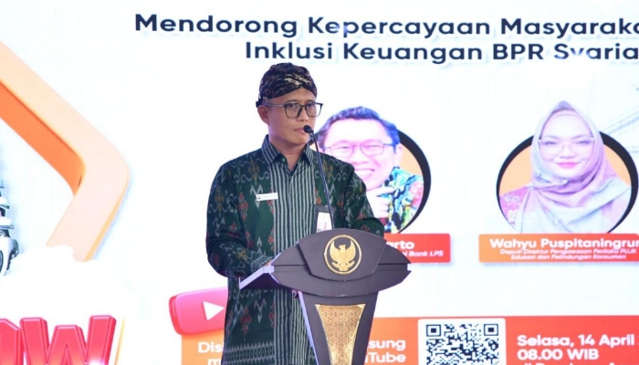 Direktur Utama BPRS Bhakti Sumekar Hairil Fajar saat memberikan sambutan dalam talkshow tentang peran lembaga keuangan dalam melindungi dana nasabah di Pendopo Agung Keraton Sumenep, Selasa (14/04/2026).