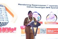 Wakil Bupati Sumenep KH. Imam Hasyim saat menghadiri talkshow tentang perlindungan dana nasabah dan penguatan layanan keuangan syariah di Pendopo Agung Keraton Sumenep, Selasa (14/04/2026).