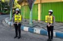 Personel Satlantas Polres Sumenep memberikan edukasi kepada pengendara dalam kegiatan “Polantas Menyapa” di Simpang Empat Kota Sumenep, Rabu (15/04/2026) pagi.