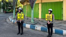 Personel Satlantas Polres Sumenep memberikan edukasi kepada pengendara dalam kegiatan “Polantas Menyapa” di Simpang Empat Kota Sumenep, Rabu (15/04/2026) pagi.