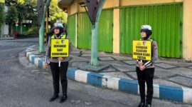 Personel Satlantas Polres Sumenep memberikan edukasi kepada pengendara dalam kegiatan “Polantas Menyapa” di Simpang Empat Kota Sumenep, Rabu (15/04/2026) pagi.