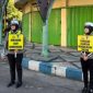 Personel Satlantas Polres Sumenep memberikan edukasi kepada pengendara dalam kegiatan “Polantas Menyapa” di Simpang Empat Kota Sumenep, Rabu (15/04/2026) pagi.