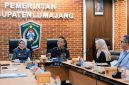 Bupati Lumajang Indah Amperawati menerima kunjungan OJK Jember di Ruang Mahameru Kantor Bupati Lumajang, Rabu (15/4/2026), membahas penguatan literasi keuangan masyarakat.