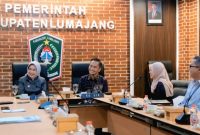 Bupati Lumajang Indah Amperawati menerima kunjungan OJK Jember di Ruang Mahameru Kantor Bupati Lumajang, Rabu (15/4/2026), membahas penguatan literasi keuangan masyarakat.