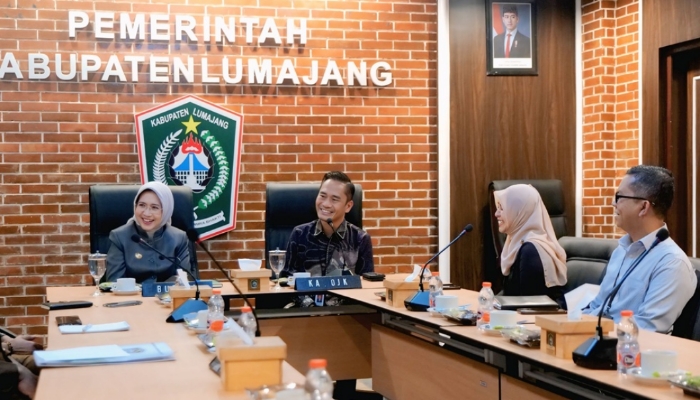 Bupati Lumajang Indah Amperawati menerima kunjungan OJK Jember di Ruang Mahameru Kantor Bupati Lumajang, Rabu (15/4/2026), membahas penguatan literasi keuangan masyarakat.