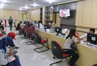 Petugas melayani warga dalam pembayaran Pajak Bumi dan Bangunan (PBB-P2) di Kota Surabaya, seiring program penghapusan denda pajak dalam rangka HJKS ke-733, April 2026.