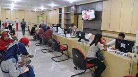 Petugas melayani warga dalam pembayaran Pajak Bumi dan Bangunan (PBB-P2) di Kota Surabaya, seiring program penghapusan denda pajak dalam rangka HJKS ke-733, April 2026.