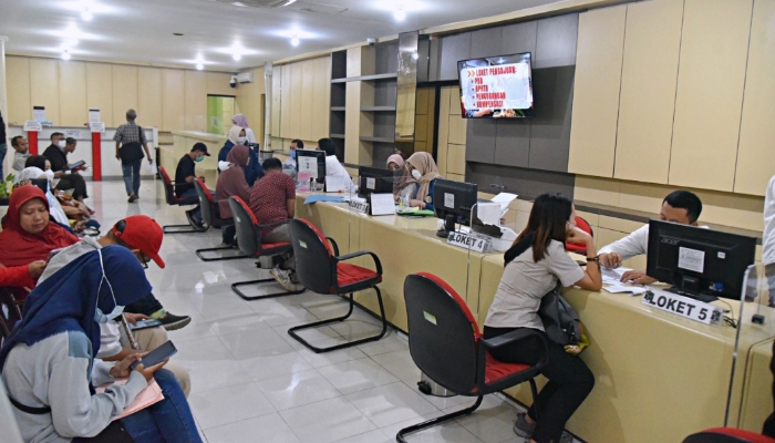 Petugas melayani warga dalam pembayaran Pajak Bumi dan Bangunan (PBB-P2) di Kota Surabaya, seiring program penghapusan denda pajak dalam rangka HJKS ke-733, April 2026.