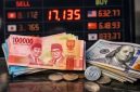 Ilustrasi uang rupiah dan dolar AS di tempat penukaran valuta asing, seiring pelemahan nilai tukar rupiah terhadap dolar AS pada perdagangan April 2026.