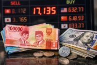 Ilustrasi uang rupiah dan dolar AS di tempat penukaran valuta asing, seiring pelemahan nilai tukar rupiah terhadap dolar AS pada perdagangan April 2026.