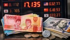Ilustrasi uang rupiah dan dolar AS di tempat penukaran valuta asing, seiring pelemahan nilai tukar rupiah terhadap dolar AS pada perdagangan April 2026.