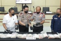 Polda Jawa Timur melalui Polres Sumenep mengamankan temuan barang yang diduga narkotika dengan berat total sekitar 27,83 kilogram di pesisir Pantai Pasir Putih Kahuripan, Desa Gedugan, Kecamatan Giligenting, Kabupaten Sumenep.