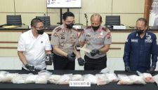 Polda Jawa Timur melalui Polres Sumenep mengamankan temuan barang yang diduga narkotika dengan berat total sekitar 27,83 kilogram di pesisir Pantai Pasir Putih Kahuripan, Desa Gedugan, Kecamatan Giligenting, Kabupaten Sumenep.