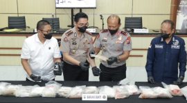 Polda Jawa Timur melalui Polres Sumenep mengamankan temuan barang yang diduga narkotika dengan berat total sekitar 27,83 kilogram di pesisir Pantai Pasir Putih Kahuripan, Desa Gedugan, Kecamatan Giligenting, Kabupaten Sumenep.