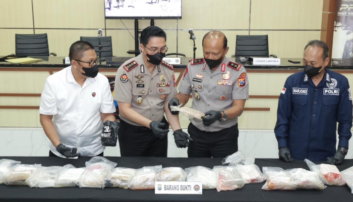 Polda Jawa Timur melalui Polres Sumenep mengamankan temuan barang yang diduga narkotika dengan berat total sekitar 27,83 kilogram di pesisir Pantai Pasir Putih Kahuripan, Desa Gedugan, Kecamatan Giligenting, Kabupaten Sumenep.