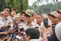 Wakil Menteri Haji dan Umrah Dahnil Anzar Simanjuntak usai memberikan arahan kepada petugas PPIH jelang keberangkatan di Asrama Haji Pondok Gede, Jakarta.