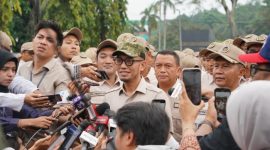 Wakil Menteri Haji dan Umrah Dahnil Anzar Simanjuntak usai memberikan arahan kepada petugas PPIH jelang keberangkatan di Asrama Haji Pondok Gede, Jakarta.