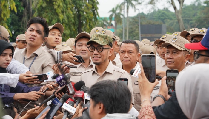 Wakil Menteri Haji dan Umrah Dahnil Anzar Simanjuntak usai memberikan arahan kepada petugas PPIH jelang keberangkatan di Asrama Haji Pondok Gede, Jakarta.