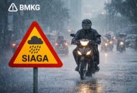 Pengendara melintas saat hujan deras di kawasan perkotaan, ilustrasi potensi cuaca ekstrem di sejumlah wilayah Indonesia.