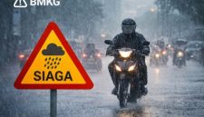 Pengendara melintas saat hujan deras di kawasan perkotaan, ilustrasi potensi cuaca ekstrem di sejumlah wilayah Indonesia.