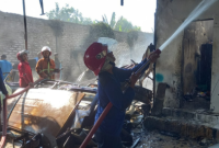 Petugas Damkar Pamekasan saat melakukan pemadaman kebakaran mushola di Desa Kowel.