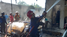 Petugas Damkar Pamekasan saat melakukan pemadaman kebakaran mushola di Desa Kowel.