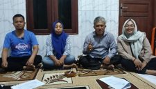 Kuasa hukum H. Latib saat menyampaikan keterangan dalam konferensi pers di Sumenep, Sabtu (18/4/2026).