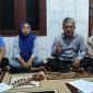 Kuasa hukum H. Latib saat menyampaikan keterangan dalam konferensi pers di Sumenep, Sabtu (18/4/2026).