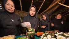 Warga saat sajikan Sego Lemeng dan Kopi Uthek dalam Festival “Janda Reni” di Desa Banjar, Kecamatan Licin, Banyuwangi.
