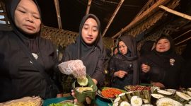 Warga saat sajikan Sego Lemeng dan Kopi Uthek dalam Festival “Janda Reni” di Desa Banjar, Kecamatan Licin, Banyuwangi.