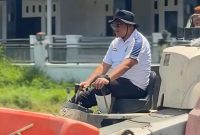 Kepala Rutan Kelas IIB Sumenep, Aditya Wahyu Rahmadani, saat ikut memanen padi bersama warga binaan di lahan persawahan rutan.