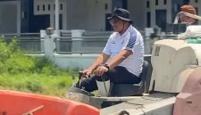 Kepala Rutan Kelas IIB Sumenep, Aditya Wahyu Rahmadani, saat ikut memanen padi bersama warga binaan di lahan persawahan rutan.