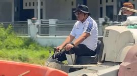 Kepala Rutan Kelas IIB Sumenep, Aditya Wahyu Rahmadani, saat ikut memanen padi bersama warga binaan di lahan persawahan rutan.