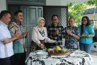 Bupati Lumajang Indah Amperawati saat meresmikan Rumah Singgah Graha Lamajang di Surabaya, Minggu (19/4/2026).