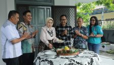 Bupati Lumajang Indah Amperawati saat meresmikan Rumah Singgah Graha Lamajang di Surabaya, Minggu (19/4/2026).