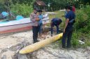 Petugas kepolisian mengamankan lokasi penemuan benda mencurigakan yang diduga mirip torpedo di wilayah Pulau Kangean.