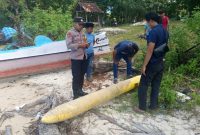 Petugas kepolisian mengamankan lokasi penemuan benda mencurigakan yang diduga mirip torpedo di wilayah Pulau Kangean.