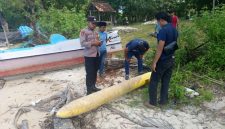 Petugas kepolisian mengamankan lokasi penemuan benda mencurigakan yang diduga mirip torpedo di wilayah Pulau Kangean.